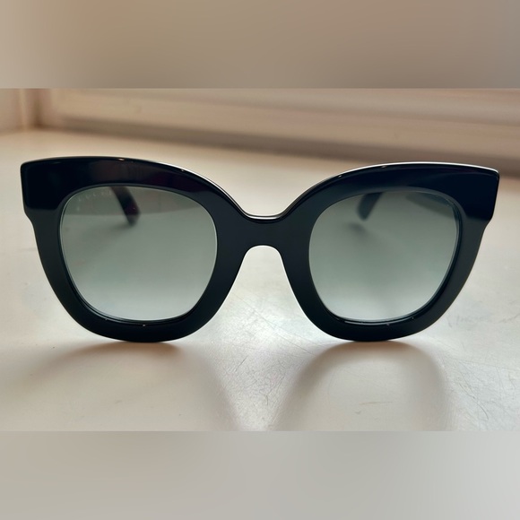 Elegant Gucci GG0208S Black Sunglasses - Picture 2 of 11